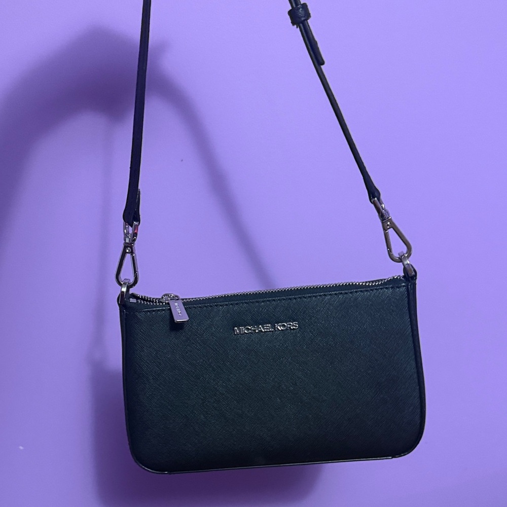 Michael Kors Elegant Black Shoulder Bag - Picture 3 of 5